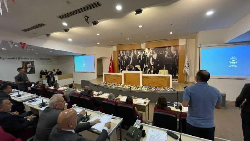 Çiğli Meclisinde tansiyon yükseldi: Akaryakıt istasyonu ve borç takası tartışma yarattı!