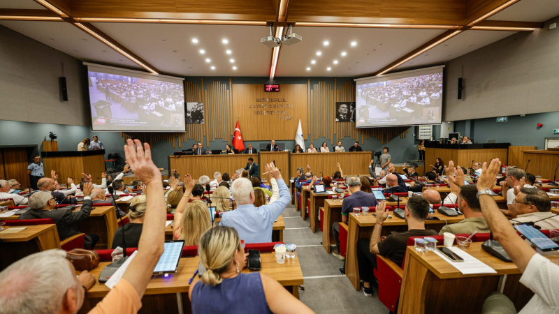 İzmir Büyükşehir Belediye Meclisi’nde borçlanma ve bütçe kavgası!