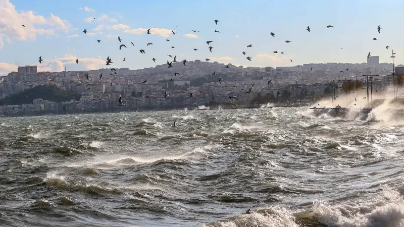 İzmir’de fırtına uyarısı: 40 dereceyi gören sıcaklıklar düşüyor!