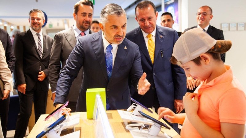 Türk Telekom CEO’su Ebubekir Şahin’den İzmir’de LGS birincisine özel ödül