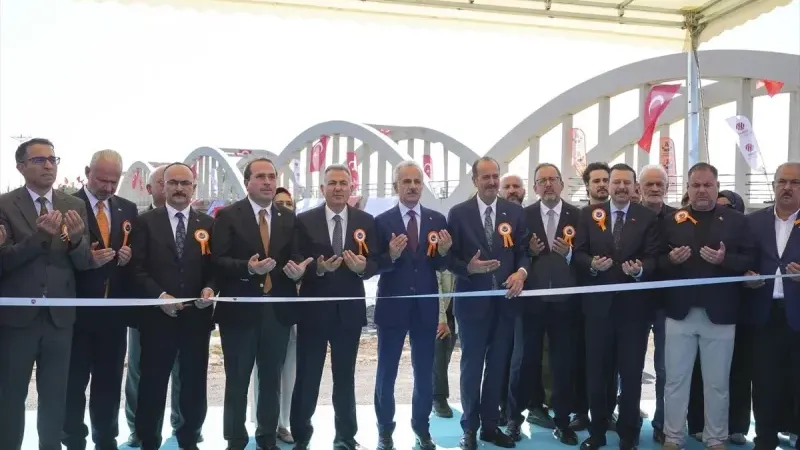 Menemen'deki tarihi Gediz Köprüsü törenle açıldı