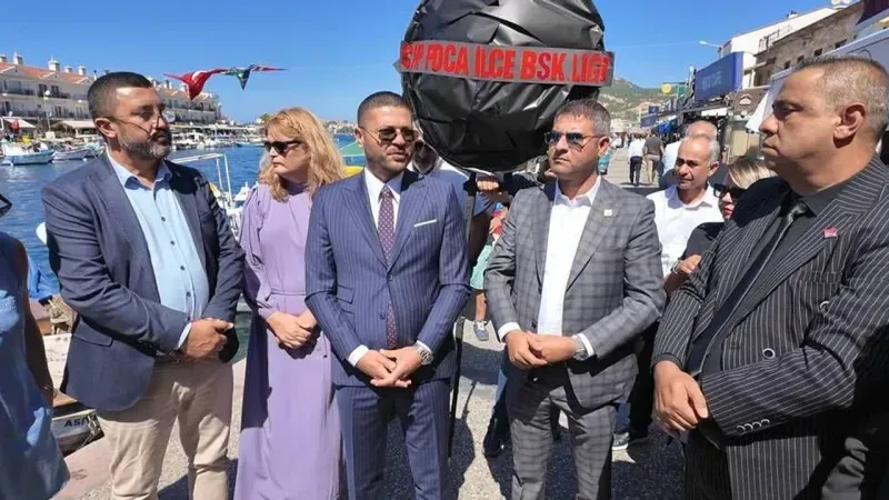 Foça'da AK Parti'ye geçen başkana CHP'den siyah çelenkli protesto: 