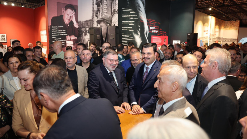 Bilal Saygılı ve Eyyüp Kadir İnan'dan Kültürpark'daki Nâzım Hikmet sergisine ziyaret
