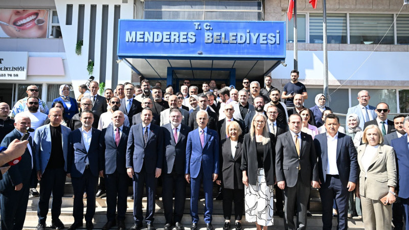 Bakan Uraloğlu’ndan Menderes’e ulaşım ve altyapı müjdesi!