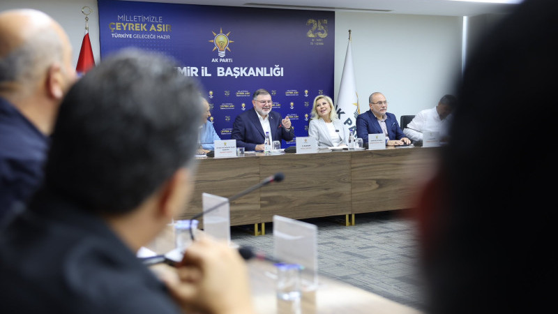 AK Partili Bursalı'nın katılımıyla AK Parti İzmir'de yönetim kurulu toplantısı gerçekleşti