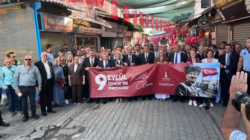 İzmir'in kurtuluşunun 104. yılı zafer yürüyüşü ile başladı!