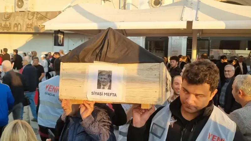Cemil Tugay’ın AK Parti’ye katılımı tabutlu eylemle protesto edildi