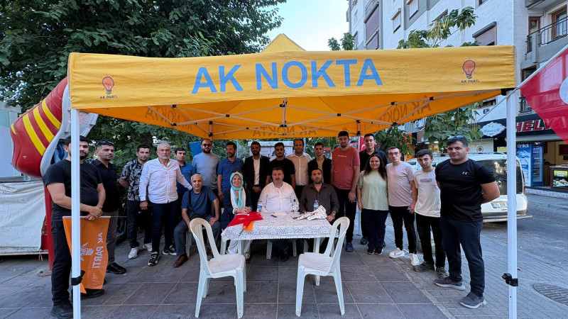 AK Parti Konak İlçe Teşkilatı Güzelyalı Parkı’nda vatandaşla buluştu