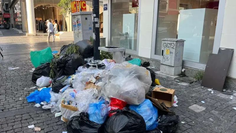 Karşıyaka'da çöp krizi: İşçiler yeniden iş bıraktı, sokaklar çöple doldu