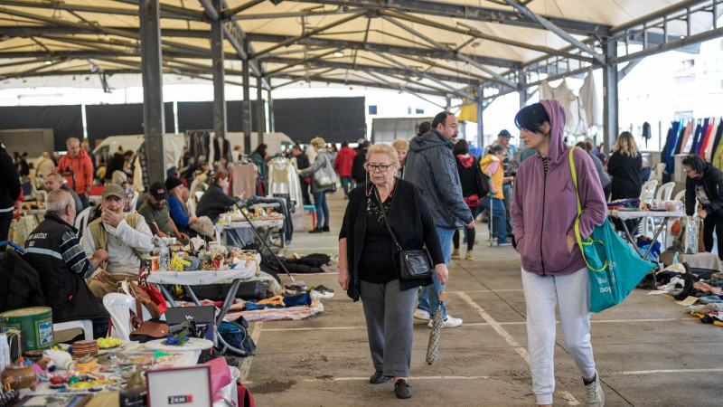 İzmir’de ikinci el pazarı yoğun ilgi: Hem satıcı hem alıcı memnun