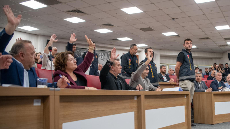 Aydın Büyükşehir Meclisi’nde gerilim: CHP ve AK Parti üyeleri arasına polis!