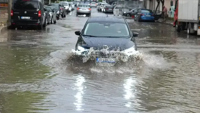 İzmir’de sağanak yağış hayatı olumsuz etkiledi!