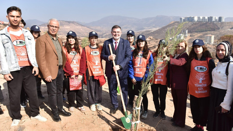 Başkan Bilal Saygılı: “İzmir’de 21 noktada 115 bin fidan toprakla buluştu