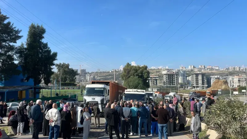 Çiğli’de çöp krizi: Mahalleli yolu kapattı, Kamyonlar geri çekilmek zorunda kaldı!