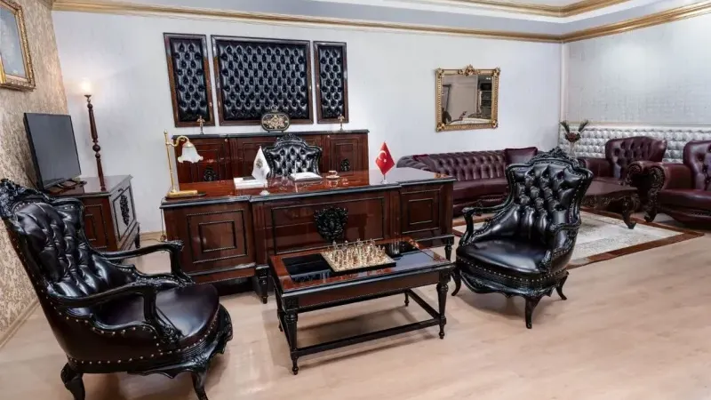 İzmir 3. İcra Dairesi, makam odası eşyalarını açık arıttıma ile satışa çıkarıyor