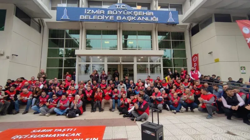 İzmir Büyükşehir Belediyesi işçileri maaş ve ikramiye alacakları için eylemde