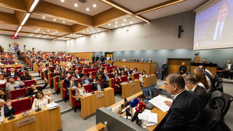 İzmir Büyükşehir Belediyesi'nde ücret karşılığı işe alım iddiası meclisi karıştırdı