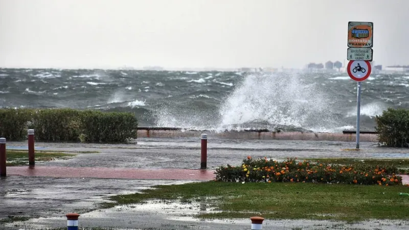 Kuzey Ege Denizi'nde şiddetli fırtına uyarısı!