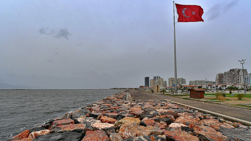 İzmir için kuvvetli fırtına ve gök gürültülü sağanak yağış uyarısı
