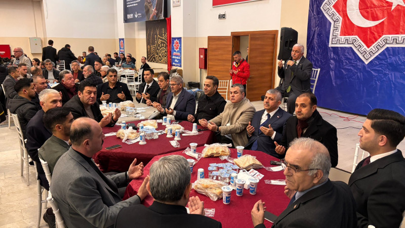 MHP'li Veysel Şahin, Torbalı'da birlik ve beraberlik iftarında halkla nuluştu