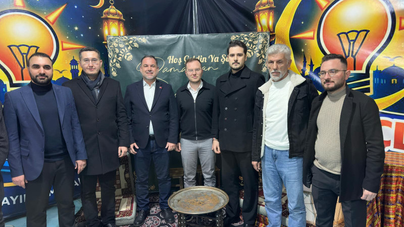 AK Parti İzmir Gençlik Kolları'ndan Menemen'de ramazan çadırı açılışı