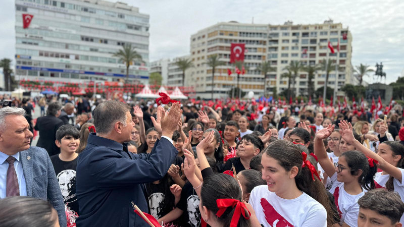 İzmir’de 23 Nisan Cumhuriyet Meydanı’nda coşkuyla kutlandı