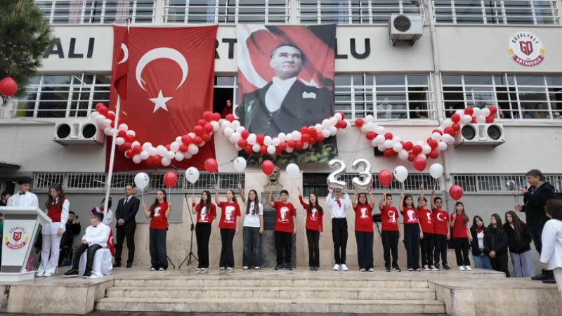 Güzelyalı Ortaokulu’ndan örnek 23 Nisan kutlaması