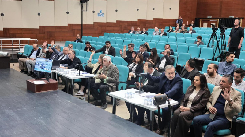Konak Meclisi’nde 200 TL’lik banknotlu düello: CHP gösterdi, AK Parti sert çıktı!