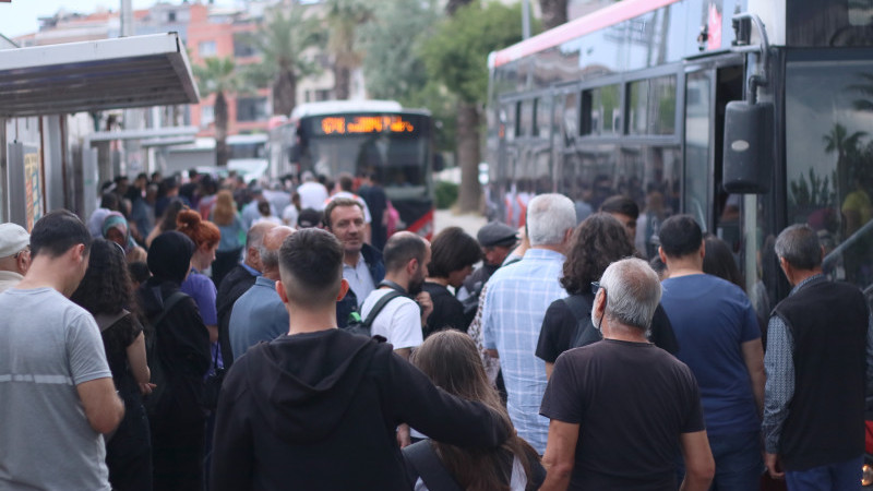 İzmir'de 30 Ağustos'ta toplu ulaşımda %50 indirim gündemde